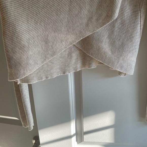 Creamy beige Large American Eagle Crop with crisscross back (fits like a dream) - Picture 3 of 4